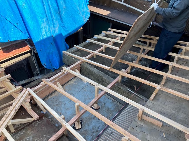 奈良市で補修では賄えない経年劣化屋根を立平で増設、野地板と防水紙